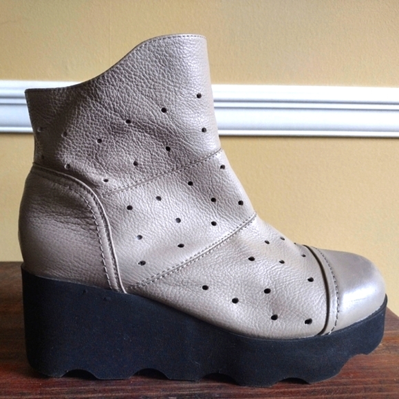 Rui Hill Shoes - Rui Hill Taupe Distressed Perforated Boots Size 8 (CHN 245mm)